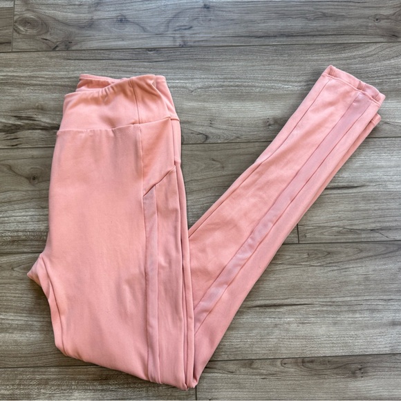 Gymshark Move Leggings - Sour
Bellini Peach Women’s Size Medium mesh insert - Picture 10 of 12